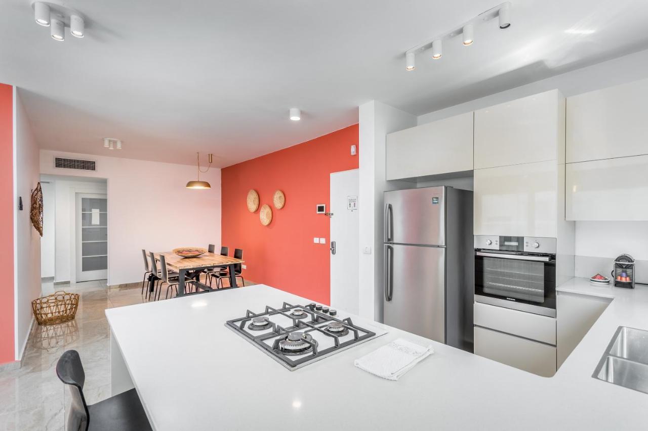 3 Bedrooms Balcony & Parking Near Banana Tel Aviv-Jaffa