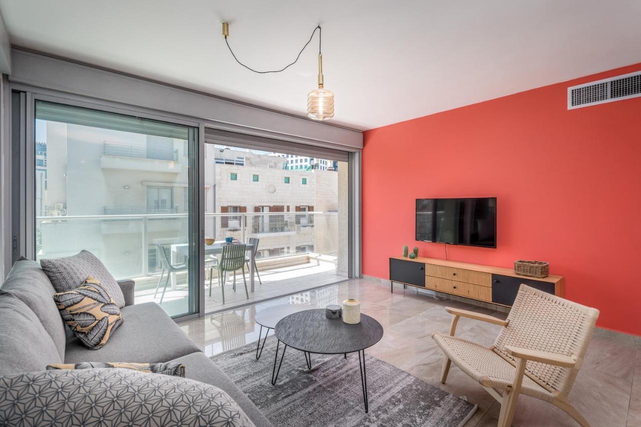 Apartment 3 Bedrooms Balcony & Parking Near Banana