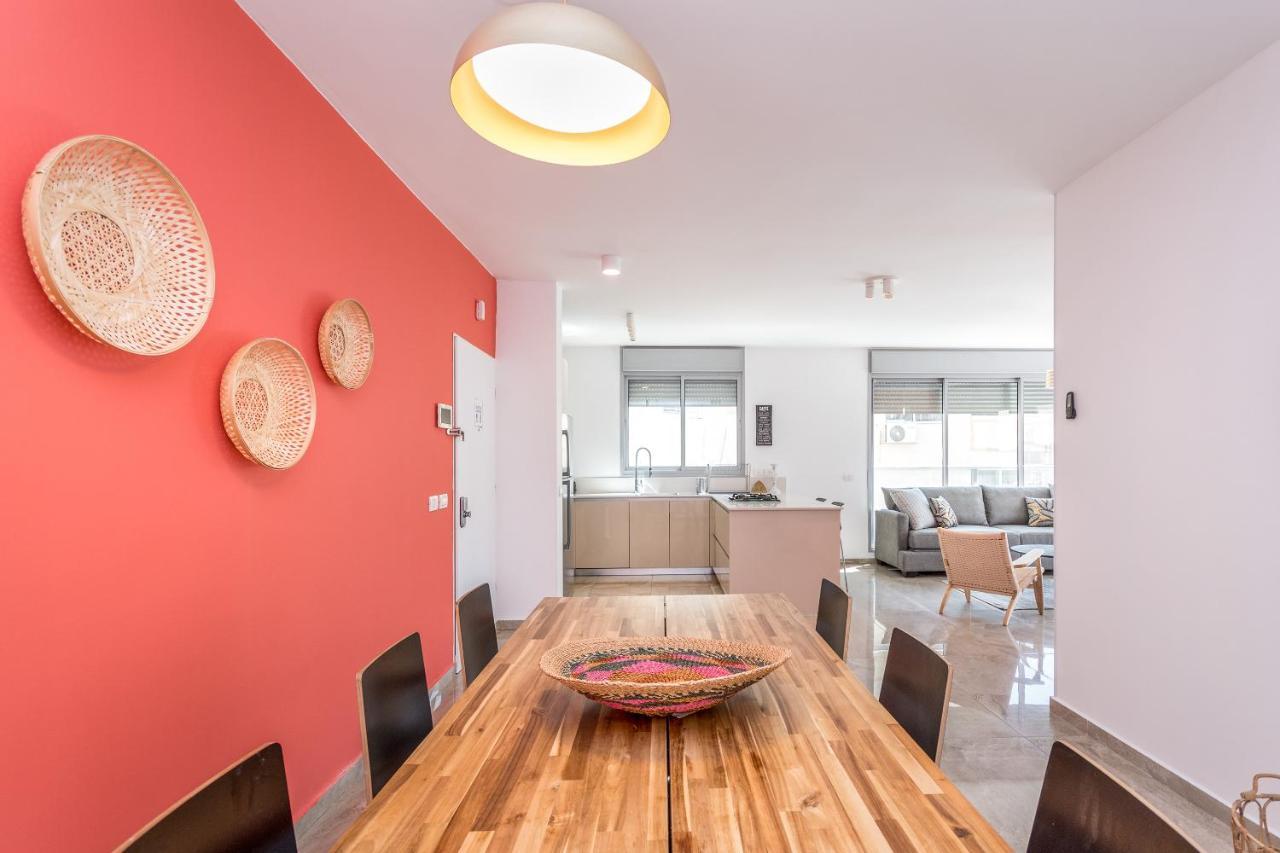 Apartment 3 Bedrooms Balcony & Parking Near Banana