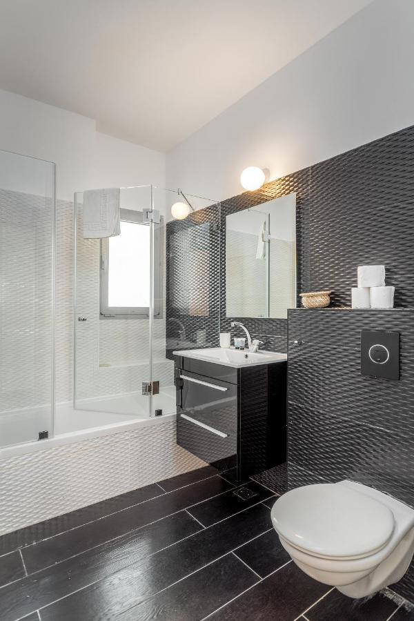 3 Bedrooms Balcony & Parking Near Banana Apartment